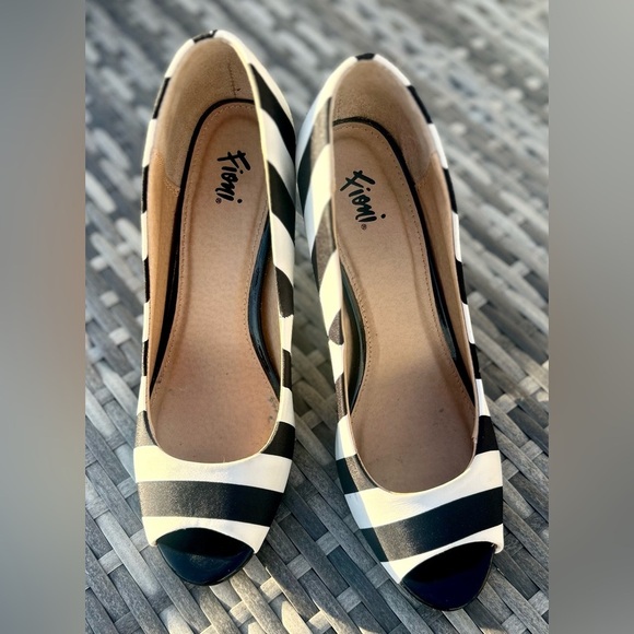 Fioni Peep Toe Striped Heeled Pumps EUC! LIKE NEW!​​ - Picture 2 of 6